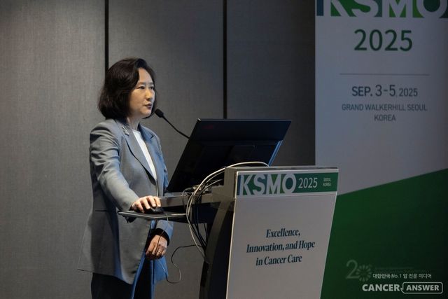 서울대학교병원 혈액종양내과 임석아 교수가 지난 5일 열린&nbsp;2025 대한종양내과학회(KSMO) 국제학술대회에서 PIK3CA유전자 변이를 보유한 HR+,HER2- 환자에서 암 세포 성장에 핵심이 되는 3가지 경로를 동시에 차단하는 3제 병용요법의 효과에 대해 발표했다./한국로슈 제공