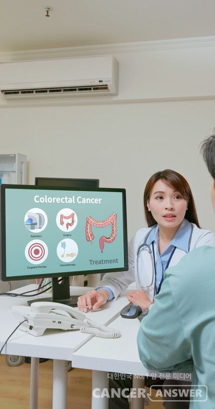 항암치료와 방사선 치료만으로 종양이 사라진 경우, 직장 절제 수술을 하지 않더라도 건강하게 일상을 유지할 수 있다는 연구 결과가 나왔다.&nbsp;강북삼성병원 직장암 다학제팀(방사선종양학과 이혜빈, 외과 김형욱·김흥대, 혈액종양내과 구동회 교수)은 최근 국제학술지 ‘암 연구 및 치료(Cancer Research and Treatment)’에 비수술적 치료 전략의 성과를 발표했다./게티이미지뱅크