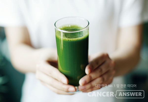 항암치료 중 홍삼, 녹즙 등 농축 식품과 건강기능식품을 먹지 말아야 하는 이유는 간에 미치는 악영향과 그로 인한 암 치료 부작용 가능성 때문이다./ 게티이미지뱅크