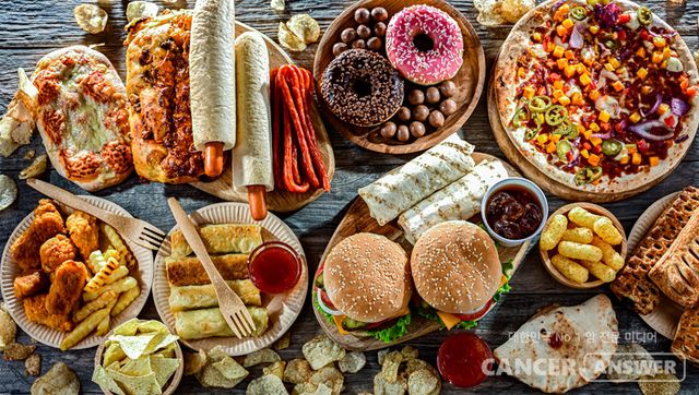 한국을 포함한 전세계적으로 20~40대 대장암, 췌장암 환자들이 급증하는데 대해 영국 가디언지는 초가공식품 섭취와 그로 인해 파괴되는 장내 미생물 생태계(마이크로바이옴)의 변화를 핵심 원인으로 지목했다.&nbsp;초가공식품이란 원재료의 형태를 알 수 없을 만큼 여러 단계의 공정을 거치고, 집에서는 쓰지 않는 착색료·감미료·보존제 등의 화학 첨가물을 대량 넣어 맛과 보존성을 극대화한 식품을 말한다./게티이미지뱅크