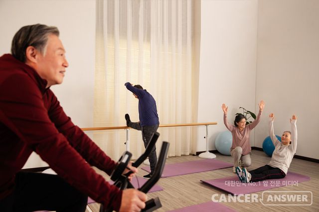 전문가들은 항암 치료 중에도 가능한 범위 안에서 몸을 움직이는 수준이라도 운동을 하는 게 좋다고 강조한다./게티이미지뱅크