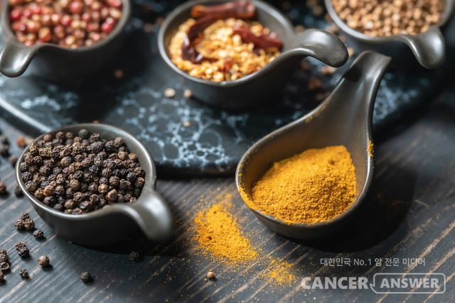 항암 식품의 대명사로 불리는 강황(카레). 그 속의 핵심 성분인 커큐민은 염증을 억제하고 암세포의 자살을 유도하는 강력한 항암 작용을 한다. 하지만 아무리 몸에 좋은 강황이라도 '이것' 없이 먹는다면 그 효과를 온전히 누리기 어렵다. 바로 우리 식탁의 흔한 양념인 후추다./게티이미지뱅크