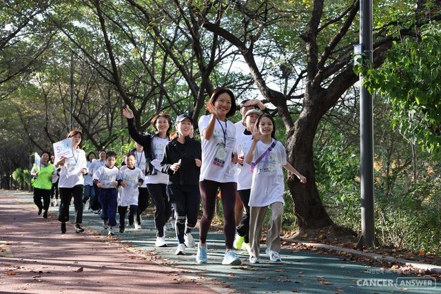 운동은 면역 세포의 대사 재프로그래밍을 유도한다. 지방산 산화 증가, 미토콘드리아 기능 강화, 해당작용과 산화대사의 균형 이동이 그 핵심이다. 운동 유래 마이오카인과 세포외 소포(EV)는 종양세포의 증식을 억제하고 세포사멸을 촉진하며, 면역 활성에도 직접 영향을 미친다. 김희정 서울아산병원 유방외과 교수, 박인자 서울아산병원 대장항문외과 교수 등 서울아산병원 암병원 의료진을 비롯해 암 환자와 암 환자의 가족, 친구 등으로 구성된 MY HOPE 크루원들이 서울아산병원 인근 성내천 뚝방길을 뛰고 있다./서울아산병원 제공