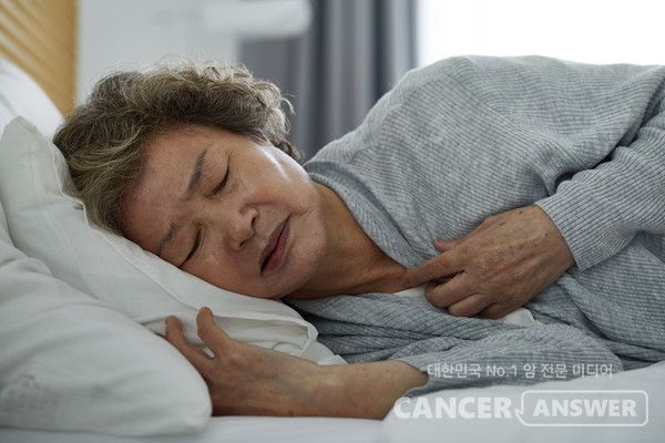 최근 영국 의료전문 매체 ‘메디컬 뉴스 투데이’는 캐나다 요크대학교 연구팀이 수행한 메타분석 결과를 인용, 수면 시간과 오래 앉아 있는 생활 습관이 치매 발생 위험과 밀접하게 연관돼 있다고 보도했다./게티이미지뱅크