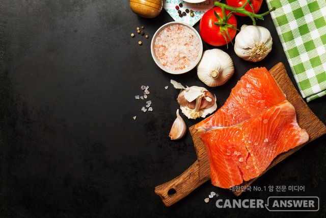 항암 식단에서 가장 중요한 두 축은 ‘염증 억제’와 ‘면역력 강화’다. 이 두 마리 토끼를 한 번에 잡을 수 있는 환상의 조합이 바로 연어와 마늘이다. 연어와 마늘의 건강 효과를 동시에 누릴 수 있는 식단 하나를 추천한다면 ‘연어 마늘 구이’다./게티이미지뱅크