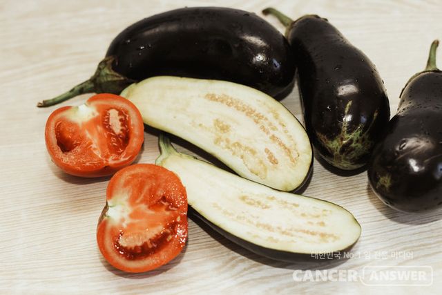 가지와 토마토는 지중해식 식단을 대표하는 식재료인데, 암 경험자 음식으로 안성맞춤이다. 각각 다른 항산화 성분을 풍부하게 함유하고 있으며 함께 조리할 경우 영양소 흡수율까지 높일 수 있어 건강 식단에서 자주 활용된다./게티이미지뱅크