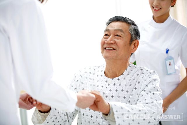 75세 이상 고령 결장암 환자라도 특정 고위험군(3기)은 항암치료를 받으면 생존율이 30% 가까이 향상된다는 연구 결과가 발표됐다.&nbsp;가톨릭중앙의료원 산하 5개 병원에서 수행된 이번 연구는 근치적 절제술을 받은 결장암 환자 1585명 중 75세 이상 394명을 분석한 결과다./게티이미지뱅크
