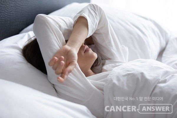 잠을 제대로 못 자는 게 단순한 피로와 집중력 저하를 넘어 50세 미만에서 발생하는 '조기 암' 위험과 관련될 수 있다는 대규모 연구 결과가 나왔다. 특히 유방암, 자궁내막암, 난소암, 대장암 등 최근 전 세계적으로 증가하는 젊은 층 암에서 위험 신호가 확인돼 주목된다../게티이미지뱅크