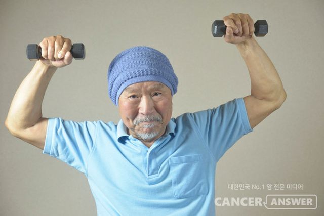 미국 로스웰파크 종합암센터(Roswell Park Comprehensive Cancer Center) 연구팀은 암 치료 종료 후 최소 18개월 이상 지난 장기 암경험자를 대상으로 맞춤형 근력운동 프로그램을 실시한 결과, 신체 기능뿐 아니라 면역 건강과 장내미생물 환경까지 개선되는 변화를 확인했다고 밝혔다. 연구 결과는 국제 종양학 학술지 '캔서스(Cancers)'에 게재됐다./게티이미지뱅크