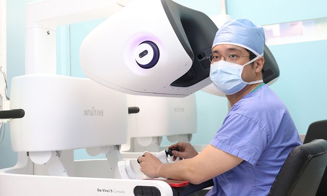 식도암 수술에서 절개창을 하나만 사용하는 ‘싱글포트 로봇수술’의 안전성과 가능성을 확인한 국내 연구 결과가 나왔다. 삼성서울병원 폐식도외과 박성용 교수 연구팀은 식도암 싱글포트 로봇수술 성적을 일본식도학회 학술지 ‘Esophagus(이소퍼거스,식도)’ 최근호에 발표했다. 사진은 박성용 교수,/삼성서울병원 제공