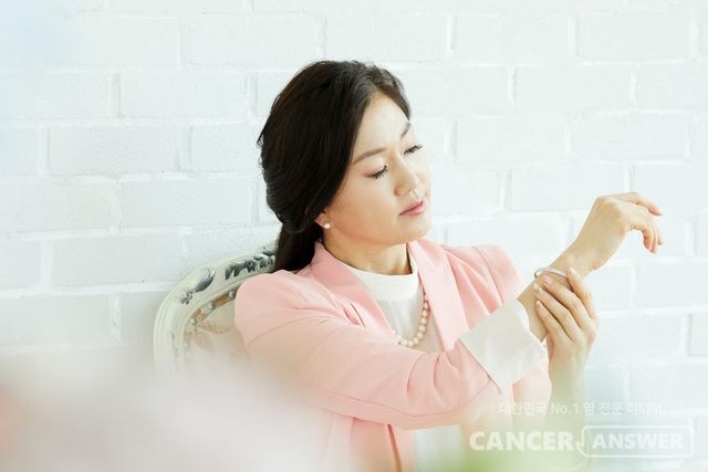 암 치료 중이거나 치료를 마친 직후 환자들이 흔하게 겪는 부작용 가운데 하나가 피부 변화다. 피부가 심하게 건조해지고, 가렵고, 붉어지거나 따갑다. 작은 자극에도 쉽게 화끈거리고, 여드름처럼 보이는 발진이나 피부 벗겨짐이 나타나기도 한다./게티이미지뱅크
