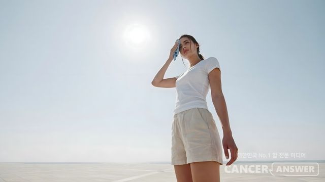 야외 걷기를 꼭 하고 싶다면 한낮은 피하는 것이 좋다. 기온이 비교적 낮은 이른 아침이나 해가 진 뒤를 선택하고, 운동 전후에는 충분히 수분을 섭취해야 한다. 조금이라도 어지럽거나 메스꺼움이 느껴진다면 즉시 운동을 중단하고 시원한 곳에서 휴식을 취해야 한다./게티이미지뱅크