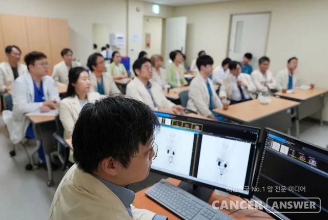 서울성모병원 비뇨기암 다학제 협진 의료진이 전립선특이막항원 핵의학치료가 필요한 환자의 검사 영상을 확인하며 향후 치료 방향을 논의하고 있다./서울성모병원 제공