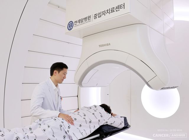 김경환 연세암병원 방사선종양학과 교수가 중입자치료 준비를 하고 있다./연세암병원 제공