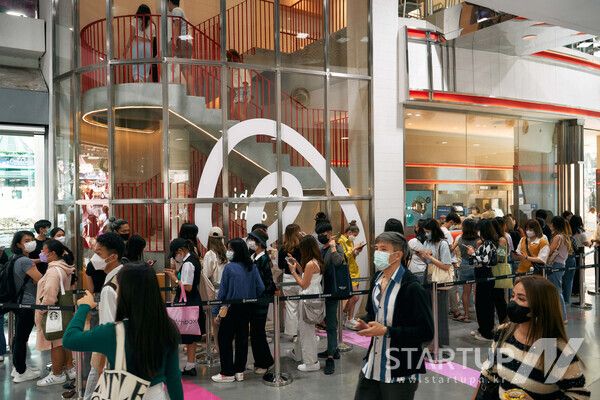 에그드랍 태국 방콕 플래그십 스토어 오픈 당일 방콕 시민들이 길게 줄을 서고 있다