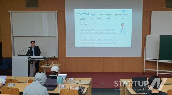 서울대학교 캠퍼스에서 학생들을 대상으로 강의 중인 빛깔 공성호 대표. (제공=빛깔)