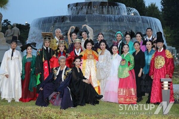 10월 6일 렛츠종로 패션쇼 출연한 모델들과 함께, 진정아 오른쪽에서 세 번째