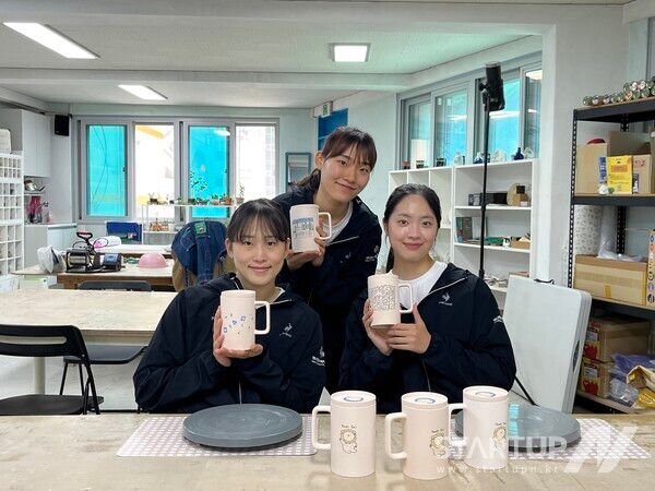 스프링샤인 ESG 도자기 텀블러 체험에 참여한 하나원큐 여자농구단 선수들이 완성한 텀블러를 들어보이고 있다