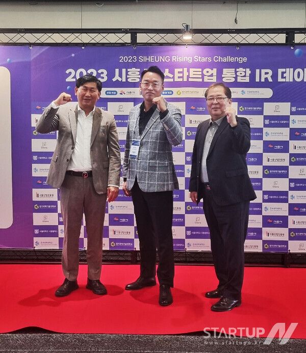 왼쪽부터 경기과학기술대학교 조춘한 교수, 커넥트팩토리 강종호 대표, 커넥트팩토리 안희영 전무