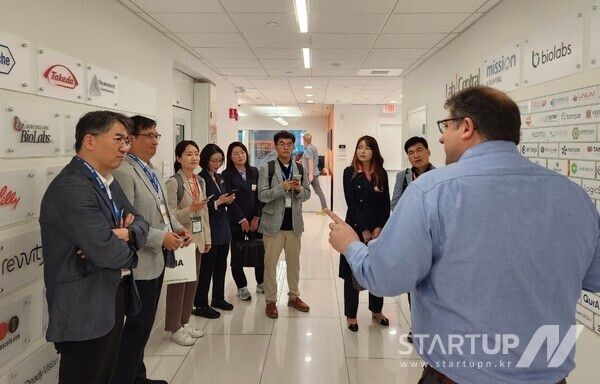 랩센트럴 운영팀 제임스 피터스가 랩센트럴을 소개하고 있다