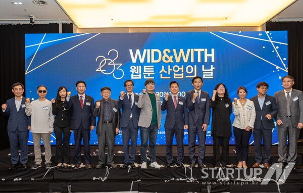 10월 30일 상암 스탠포드호텔에서 진행된 ‘2023 웹툰 산업의 날 WID & WITH 선포식’에서 관계자들이 기념 촬영을 하고 있다. 좌측부터 신종철 한국만화영상진흥원 원장, 전세훈 웹툰협회 회장, 박현경 문화체육관광부 과장, 이은학 대전정보문화산업진흥원 원장, 권영섭 한국원로만화가협회 회장, 이석봉 대전시 부시장, 서범강 한국웹툰산업협회 회장, 김승수 국회의원, 이상현 구글 아시아퍼시픽 공공정책 부문 디렉터, 신일숙 한국만화가협회 회장, 지경화 한국콘텐츠진흥원 본부장, 최영수 고양시 국장, 탁용석 경기콘텐츠진흥원 원장
