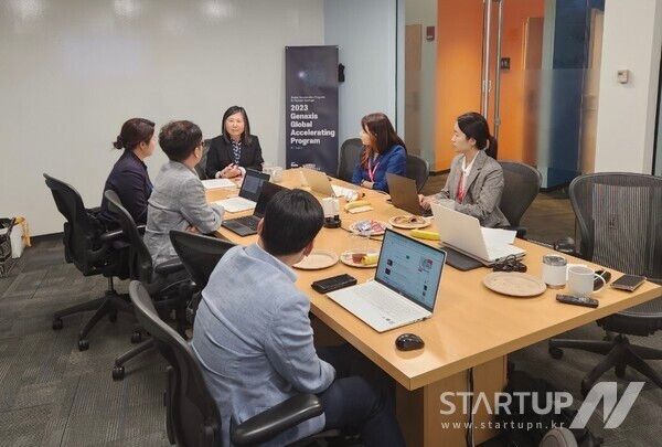 존슨앤존슨 홍 신 시니어 디렉터와 엠테라파마 팀이 미팅을 진행하고 있다.