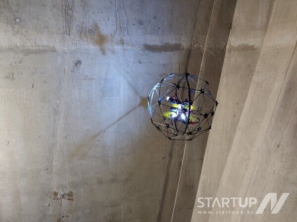 헥사팩토리의 실내 시설물 점검용 드론 ‘헥사 자이로볼’