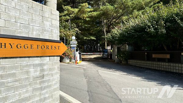 평창의 유명 캠핑장인 휘게포레스트 입구에 세븐미어캣 주차시스템이 설치되어 있다