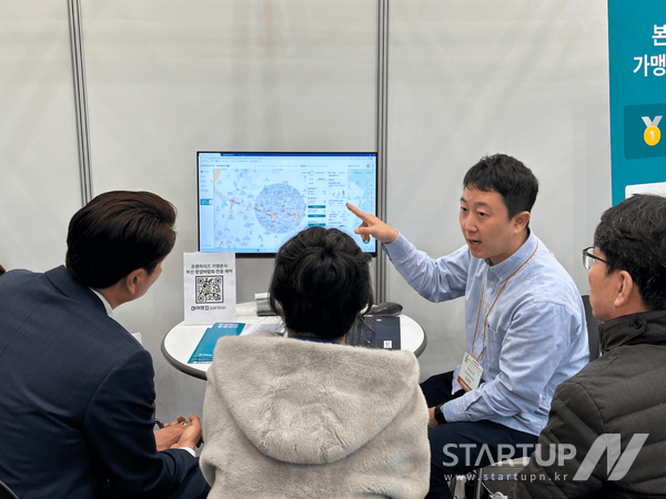 지난 25일 마이프차 영업팀 임원빈 팀장이 KFA 프랜차이즈 창업박람회 2023 부산에서 예비 창업자를 대상으로 마이프차 상권 분석 시스템인 Qmap을 시현하고 있다. (제공=마이프랜차이즈)