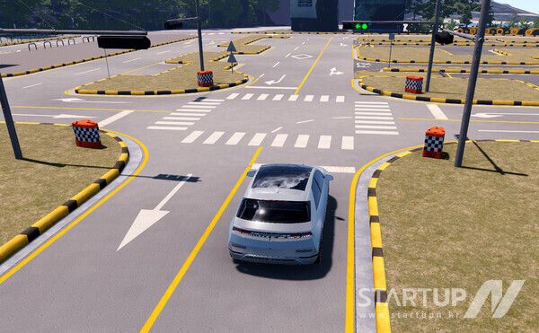 자율주행 자동차가 운전면허 코스를 운행하고 있다.