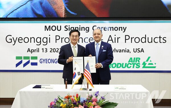 현지시간 13일 오전 에어프로덕츠사(Air Products,&nbsp;美 펜실베니아 소재)를 방문한 김동연 경기도지사가 세이피 가세미(Sefi Ghasemi) 회장과&nbsp;투자협약식을 갖고 기념촬영을 하고 있다.