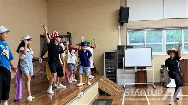 신안 암태초 '예술로 링크' 현장 사진