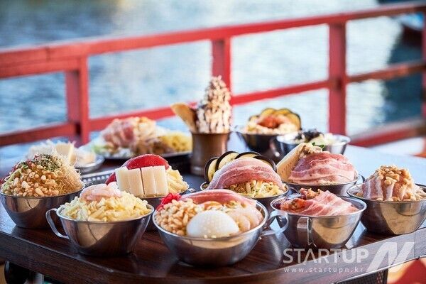 묽은 밀가루 반죽에 양배추 옥수수 등의 다양한 식재료를 섞어 철판에 구워내는 ‘몬쟈야키’는 ‘헤라’라고 하는 작은 주걱으로 떠먹는 것이 특징이다