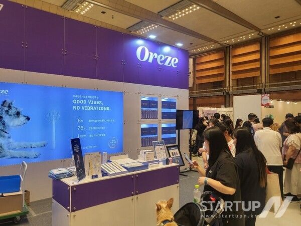 서울 강남구 코엑스에서 열린 반려동물 산업 전시회 ‘2023 케이펫페어’를 찾은 참관객들이 ‘오리즈(OREZE)’전시장을 둘러보고 있다. (사진제공=프록시헬스케어)