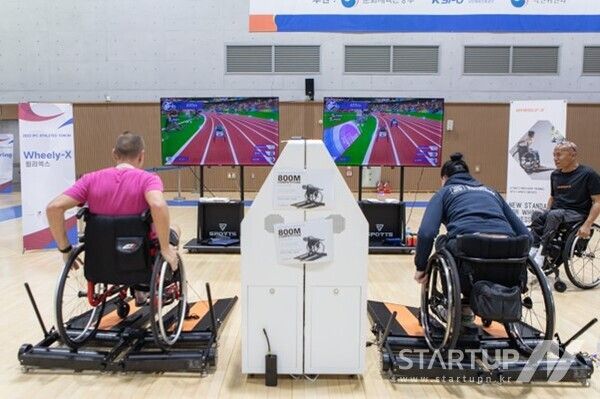 캥스터즈의 휠체어 트레드 밀 ‘휠리엑스’는 다양한 콘텐츠와 게임을 함께 제공한다