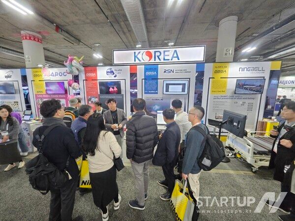 ‘CES 2024’의 알에스엔 부스를 찾은 관람객들이 알에스엔 직원으로부터 제품 설명을 듣고 있다