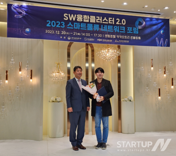 오른쪽 산타 박기웅 대표