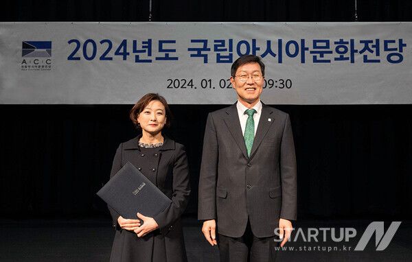 왼쪽부터 엔아이에이 민은주 대표, 이강현 ACC 전당장 (사진제공=엔아이에이)