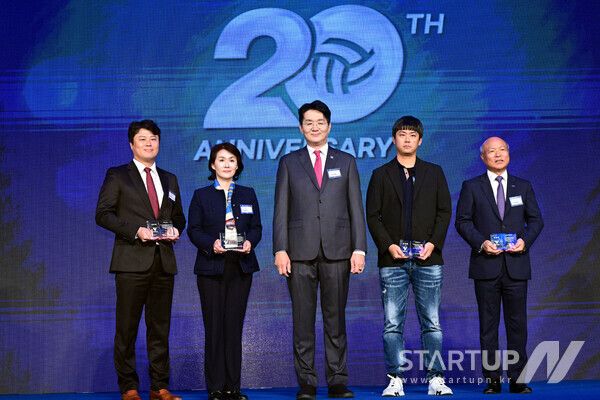 웨이브컴퍼니, KOVO 20주년 기념행사에서 후원사 공로패 수여받아