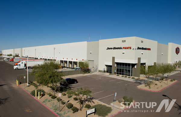 던 에드워드는 피닉스 페인트 공장은 세계 최초로 Leed Gold 인증을 받은 페인트 공장이다.&nbsp;던 에드워드 페인트 피닉스 공장 전경 (사진=나무와사람들)&nbsp;