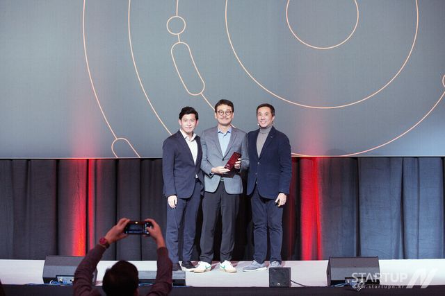 왼쪽부터 OutSystems APAC파트너 얼라이언스 매니저 최홍현, 브이엔티지 (VNTG) 대표 김태근, OutSystems APAC파트너 얼라이언스 총괄 Jeremy