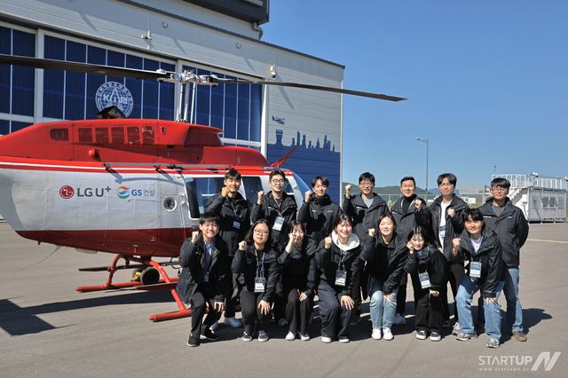 파블로항공 직원들이 'K-UAM 그랜드챌린지' 1단계 실증사업 참가를 기념하며 함께 포즈를 취하고 있다.