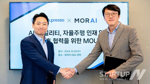 모라이와 코드프레소가 IT 및 자율주행 인재 양성을 위해 협력한다. 코드프레소 이동훈 대표(왼쪽)와 모라이 손민혁 최고영업책임자가 업무협약(MOU)을 체결 후 기념촬영하고 있다.
