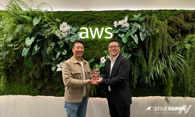 허정열 AWS 파트너 사업 총괄(왼쪽)과 장진환 스마일샤크 대표이사(오른쪽)(이미지=스마일샤크)