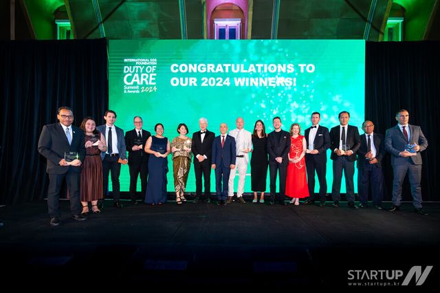 2024 안전배려의무 어워드 수상자들이 기념 촬영을 하고 있다