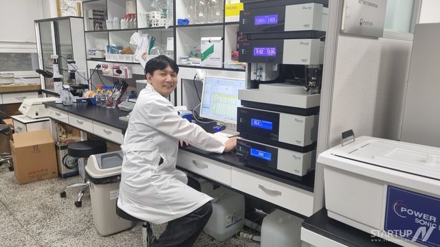 네이처사이언스 허진회 연구원이 실험실에서 연구 실험을 진행중이다.