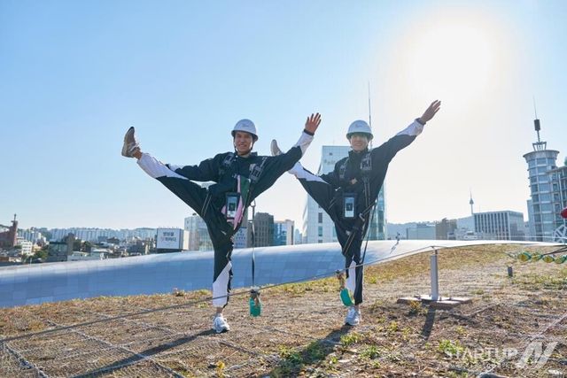 DDP 지붕 위에서 전국체전 선수들이 안전장비를 착용하고 유쾌한 포즈를 취하고 있다. (제공=서울디자인재단 ⓒ이강석)