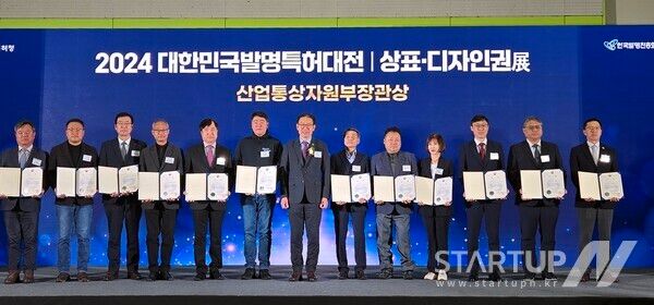 수상자 기념촬영을 하고 있는 마이크로원 이각로 이사 (왼쪽에서 5번째)