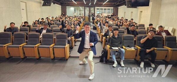 2024 재도전 연합프로그램 참가자들이 고명환 작가와 기념 촬영을 하고 있다