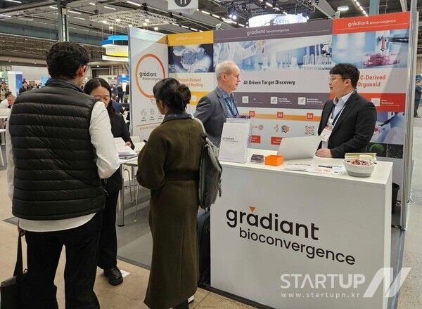 그래디언트 바이오컨버전스 관계자들이 '바이오 유럽 2024'에 참가해 부스를 열고 방문객들에게 AI 기반의 신약 타깃 발굴 플랫폼 등을 소개하고 있다.